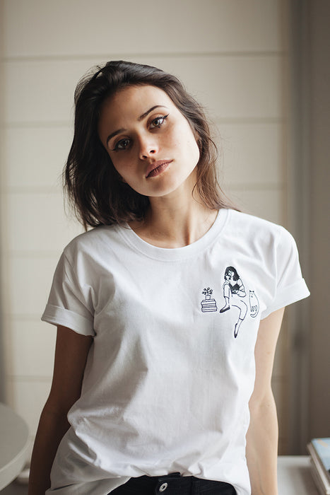 t-shirt | girl with tea